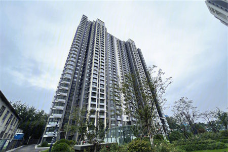 巨典豪庭黄金楼层三室两厅178平米中等装修出售